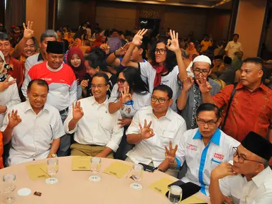 Cagub DKI Jakarta, Anis Baswedan foto bersama dengan masyarakat Minang yang tinggal di Jakarta, Sabtu (21/1). Dalam dialog tersebut masyarakat Minang yang tergabung dalam DUNSANAK Anies-Sandi siap memenangkan pemilu DKI. (Liputan6.com/Angga Yuniar)
