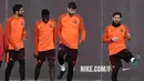 Para pemain Barcelona saat sesi latihan jelang laga Liga Champions di Sports Center FC Barcelona Joan Gamper, Selasa (13/3/2018). Barcelona akan berhadapan dengan Chelsea. (AP/Manu Fernandez)