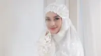 Ririn Ekawati mengunggah potret sedang bermukena putih (Dok.Instagram/@ririnekawati/https://www.instagram.com/p/CACX941gNbS/Komarudin)