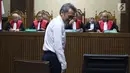 Tersangka suap pengajuan PK ke PN Jakarta Pusat, Eddy Sindoro saat menjalani sidang di Pengadilan Tipikor, Jakarta, Kamis (27/12). Eddy didakwa memberi suap Rp 150 juta dan USD 50 ribu ke mantan panitera, Edy Nasution. (Liputan6.com/Helmi Fithriansyah)