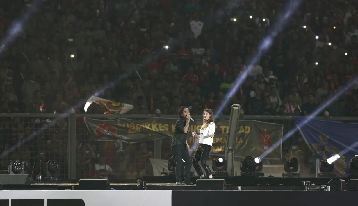 Grup band Slank menjadi pembuka acara sebelum final Piala Jenderal Sudirman di Stadion Utama Gelora Bung Karno, Jakarta, Minggu (24/1/2016). (Bola.com/Vitalis Yogi Trisna)