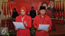 Calon kepala daerah dan wakil kepala daerah dari PDI Perjuangan melakukan sumpah janji agar setia Panca Prasetya saat acara penutupan sekolah khusus calon kepala daerah, Jawa Barat, Jumat (3/7/2015). (Liputan6.com/Herman Zakharia)