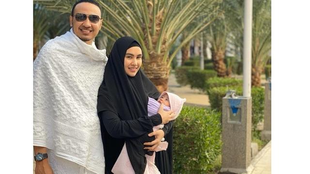Kartika Putri Ajak Sang Anak Umrah Bersama, Ini 5 Potret Kebersamaannya