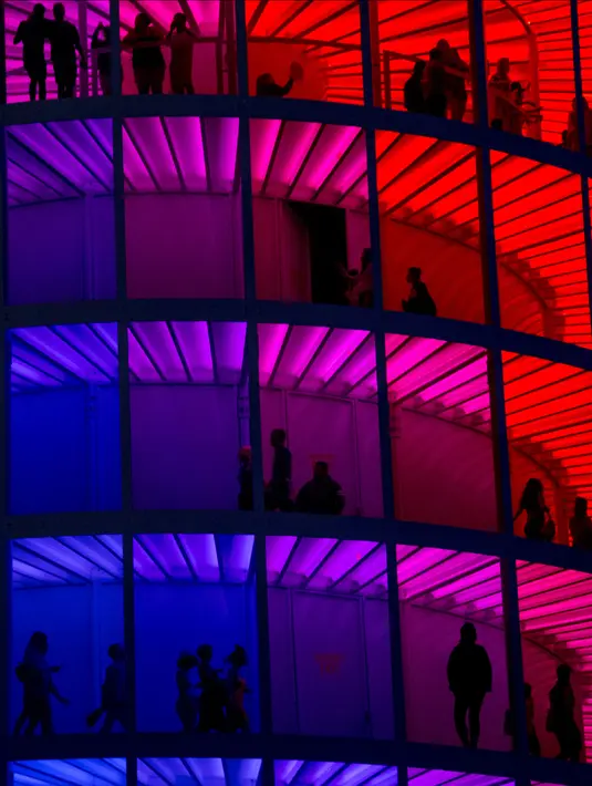 Pemandangan saat pengunjung menikmati instalasi cahaya 'Spectra' di Festival Musik dan Seni Coachella di Indio, California, Amerika Serikat, Minggu (15/4). (AFP PHOTO/Kyle Grillot)