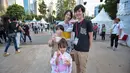 Pengunjung berpakaian kimono saat meramaikan acara Jak-Japan Matsuri 2018 di komplek Gelora Bung Karno, Senayan, Jakarta, Sabtu (8/9). Acara ini digelar untuk memeringati 60 tahun hubungan persahabatan Indonesia dan Jepang. (Liputan6.com/Faizal Fanani)