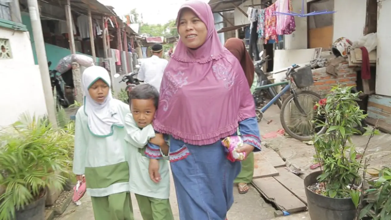 Di Usia 45 Tahun, Tak Patahkan Harapan dan Cita-Cita Ibu Nung