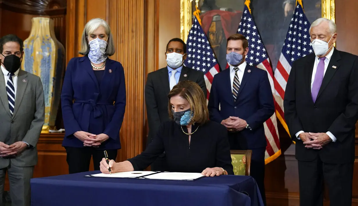 Ketua DPR Nancy Pelosi menandatangani dokumen pemakzulan Presiden Donald Trump di Capitol Hill, Washington, Amerika Serikat, Rabu (13/1/2021). DPR AS dikuasai oleh Partai Demokrat yang ingin Trump lengser. (AP Photo/Alex Brandon)