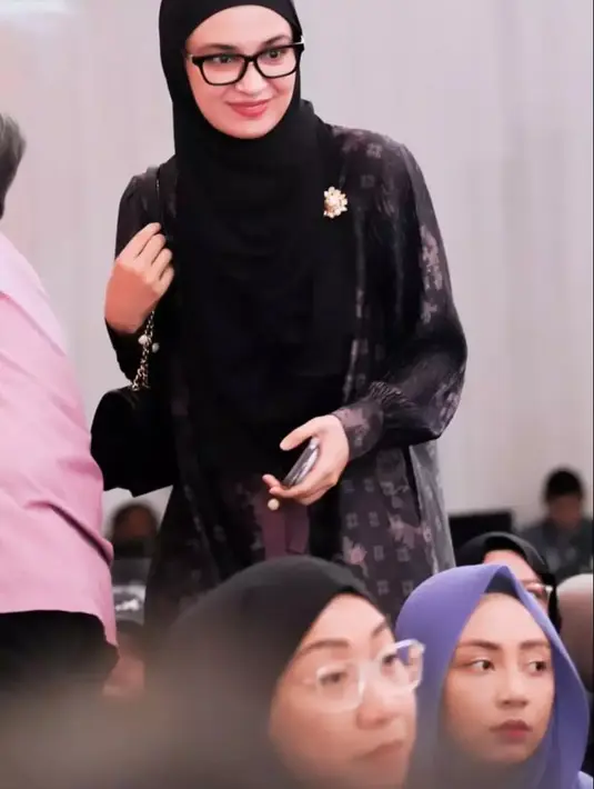 Shireen Sungkar yang juga tergabung bersama Aurel di geng Cendol tampak hadir. Istri Teuku Wisnu itu tampil cantik memesona mengenakan outfit hitam. [Instagram/@thr__group]