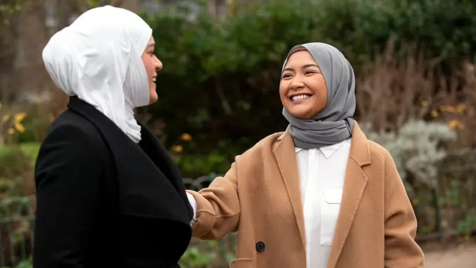 Ilustrasi Wanita Berhijab yang Percaya Diri Saat Berinteraksi