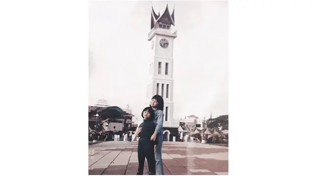 Potret Nikita Willy bersama dengan adik perempuannya, kompak banget.