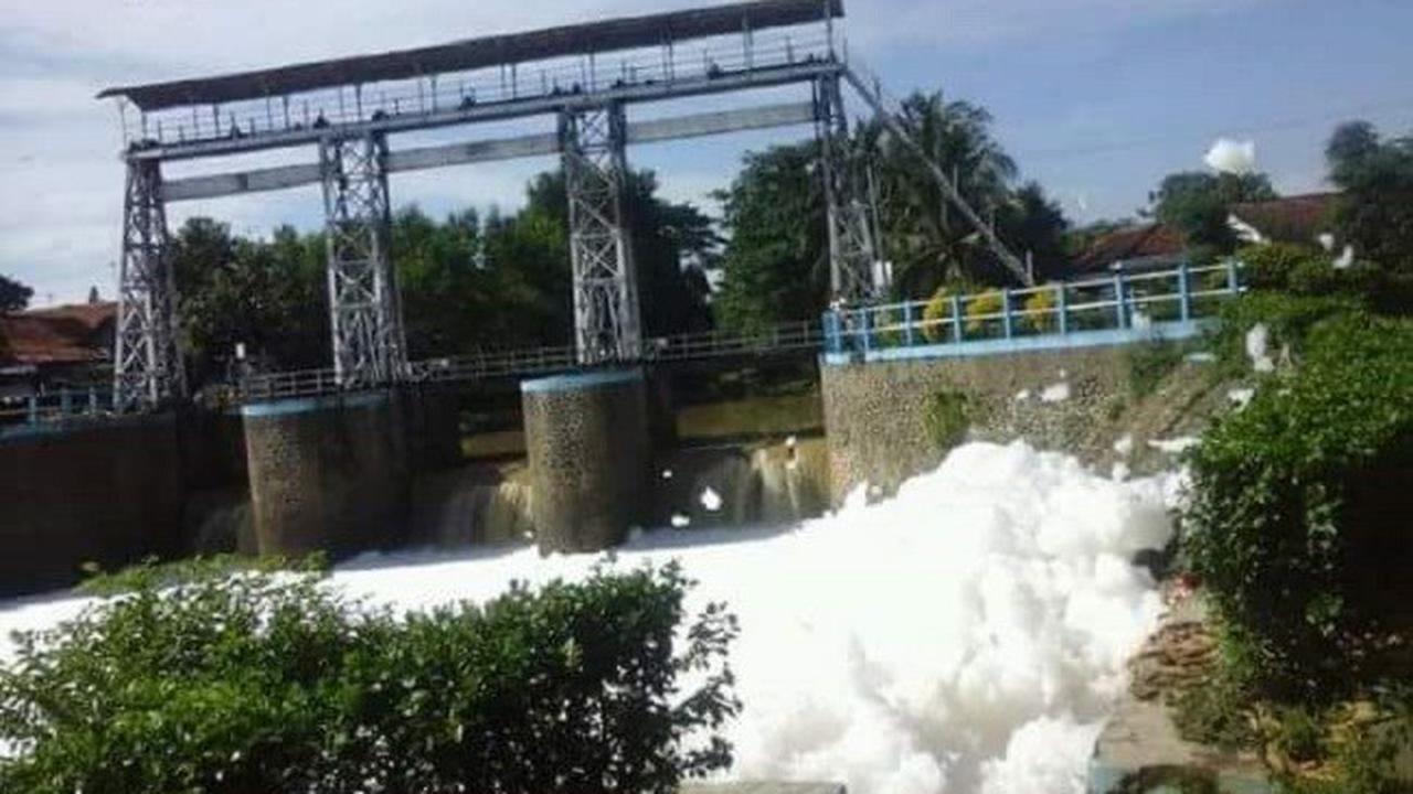 Hasil Uji Lab 'Hamparan Salju' Meresahkan di Sungai Liyer Brebes