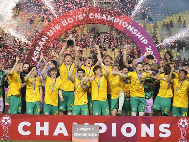 Timnas Australia sukses meraih gelar juara Piala AFF U-16 2024 setelah mengalahkan Thailand lewat adu penalti 8-7 (1-1) pada laga final di Stadion Manahan, Solo, Rabu (3/7/2024). Thailand unggul terlebih dahulu lewat gol Poramet Laoongdi pada menit ke-35 yang mampu disamakan Australia lewat gol Quinn Macnicol pada masa injury time babak pertama. Skor 1-1 bertahan hingga waktu normal usai dan langsung dilanjutkan dengan adu penalti. Bagi Australia, gelar ini menjadi yang ketiga kalinya, setelah sebelumnya menjadi juara pada 2008 dan 2016. (Bola.com/Abdul Aziz)