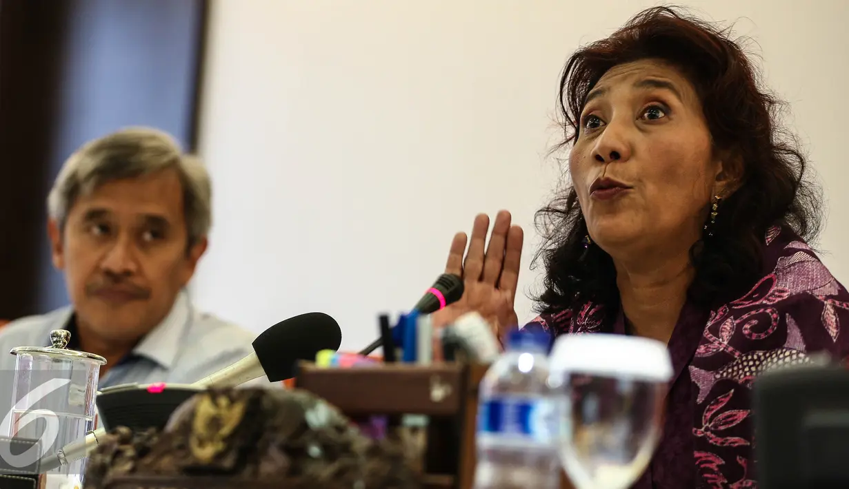 Menteri Susi Pudjiastuti menjelaskan terkait Reklamasi Teluk Benoa, Percepatan Pembangunan Natuna serta info terbaru kebijakan Kementerian Kelautan dan Perikanan lainnya, Jakarta, Selasa (26/7). (Liputan6.com/Faizal Fanani)