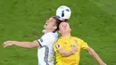 Toni Kroos (kiri) menciptakan 5 peluang dan membuat satu assist saat Jerman mengalahkan Ukraina 2-0, (12/6/2016). (AFP/Denis Charlet)