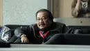 Mantan Gubernur Jawa Timur Soekarwo menunggu pemeriksaan di Gedung KPK, Jakarta, Rabu (28/8/2019). Pria yang akrab disapa Pakde Karwo itu mengaku tahu maksud pemanggilannya tersebut. (merdeka.com/Dwi Narwoko)