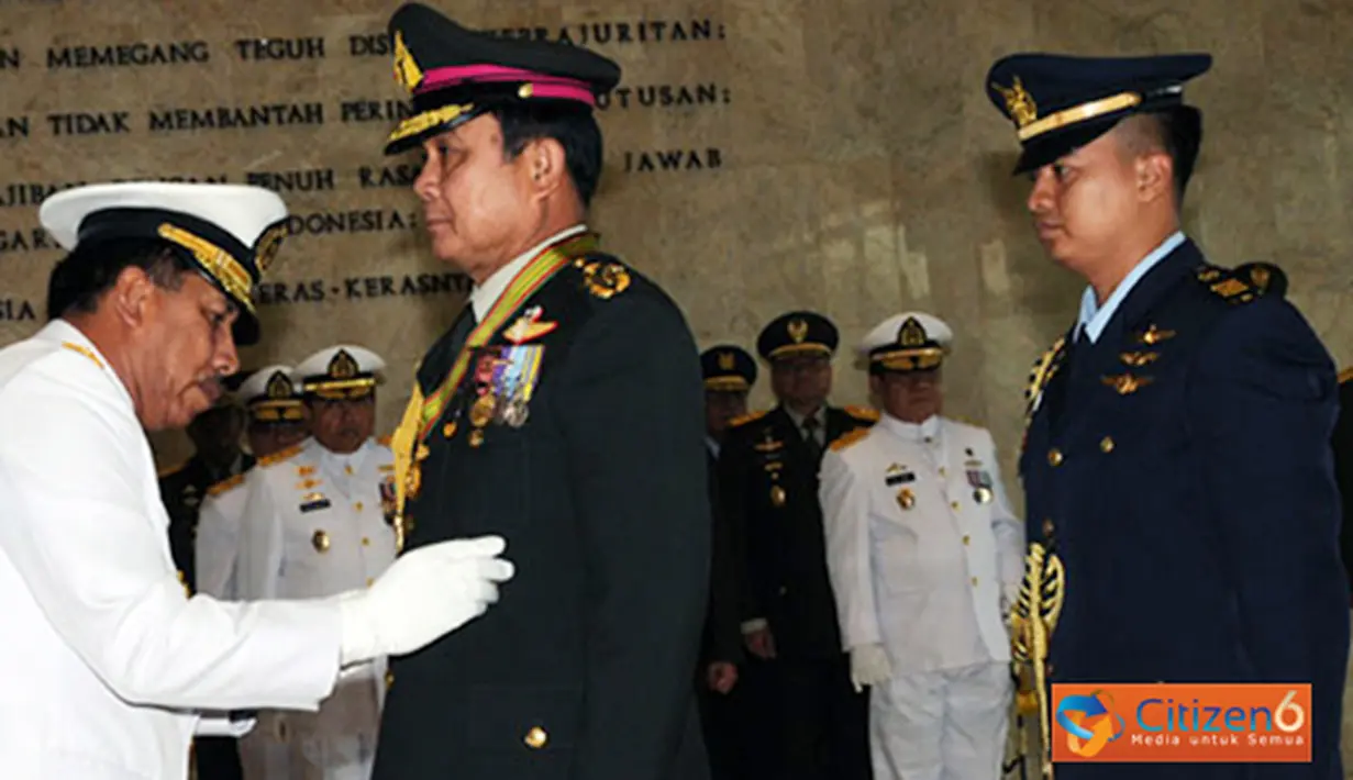 Citizen6, Jakarta: Panglima TNI Laksamana TNI Agus Suhartono, menyematkan Tanda Kehormatan Bintang Kartika Eka Paksi Utama kepada Jenderal Prayuth Chan-Ocha, di Ruang Hening Mabes TNI Cilangkap, Jakarta, Kamis (20/9). (Pengirim: Badarudin Bakri).