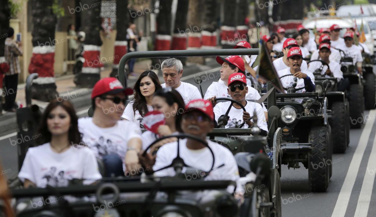 Kirab peraih emas bulutangkis Olimpiade Rio 2016, Tontowi Ahmad dan Liliyana Natsir, juga diikuti para legenda bulutangkis Indonesia, Kamis (1/9/2016). (Bola.com/Arief Bagus)
