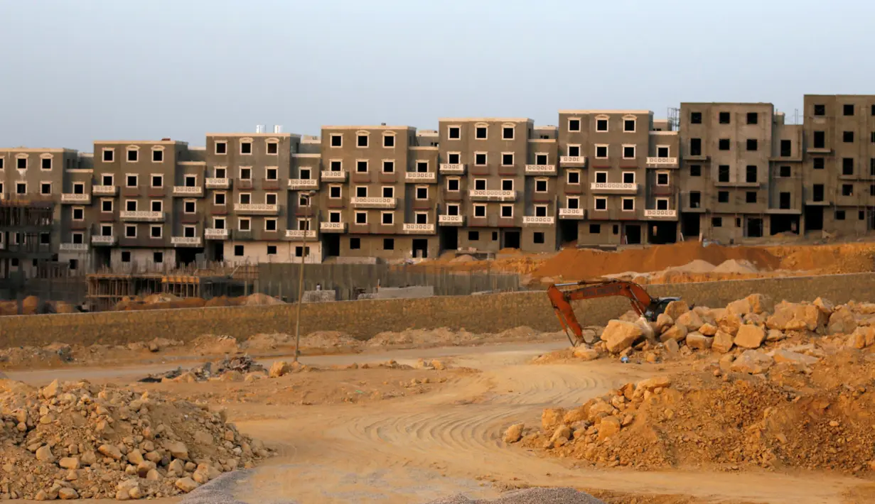 Alat berat terlihat di sekitar proyek rumah susun Tahya Misr di Al-Asmarat, Kairo, Mesir, 2 Juni 2016. Pemerintah Mesir membangun rumah susun tersebut untuk mengganti pemukiman kumuh Doueyka. (REUTERS/Amr Abdallah Dalsh)