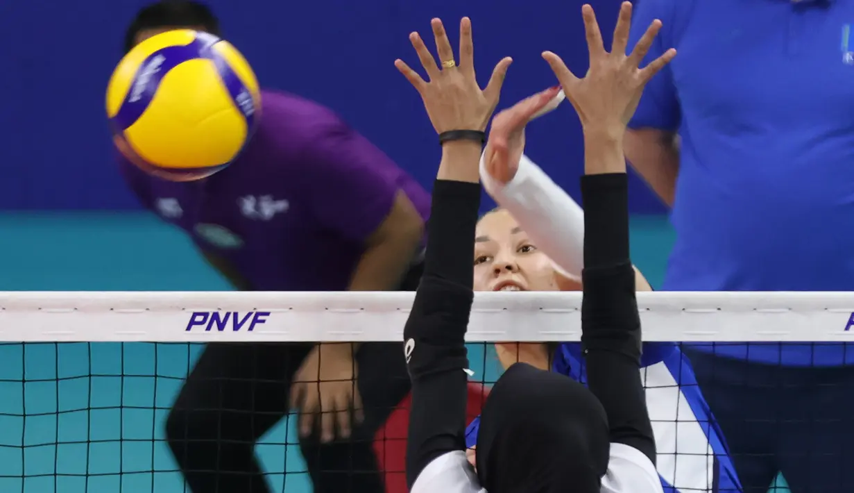 <p>Pemain Timnas voli putri Kazakhstan, Zhanna Syroeshkina melepaskan spike yang berhasil menembus blok pemain Indonesia, Bela Sabrina pada laga Grup B AVC Challenge Cup 2024 di Rizal Memorial Coliseum, Manila, Filipina, Sabtu (25/5/2024). Kazakhstan menang 3-0 (25-17, 25-13, 25-22). (Asian Volleyball Confederation)</p>