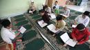 Suasana saat santri tunanetra belajar membaca Alquran braile di Pesantren Raudlatul Makfufin, Serpong, Tangsel, Banten, Rabu (23/5). Selain mencetak Alquran braile, pesantren ini juga memberi pengajaran kepada santri tunanetra. (Merdeka.com/Arie Basuki)