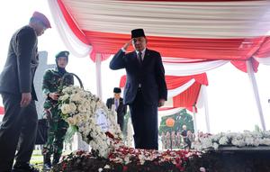Penghormatan Terakhir Menhan Sjafrie Sjamsoeddin untuk Mayor Zulmi di Taman Makam Pahlawan Cikutra (Biro Infohan Setjen Kemhan)