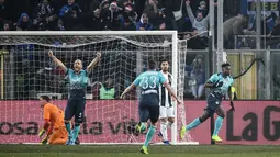 Pemain Atalanta, Duvan Zapata berselebrasi setelah mencetak gol ke gawang Juventus pada laga ke-18 Serie A di Stadion Atleti Azzurri, Bergamo, Rabu (26/12). Juventus ditahan imbang 2-2 oleh tuan rumah Atalanta. (Marco BERTORELLO / AFP)