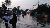 Banjir kembali terjang pemukiman dan jalan raya di empat kecamatan di Kabupaten Bandung, Jawa Barat, akibat anak Sungai Citarum meluap. (Warga Dayeuhkolot Gandhi)