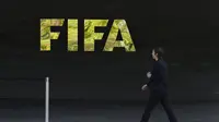 Ada sembilan nama anggota aktif dan mantan anggota FIFA yang tertangkap karena dugaan korupsi.