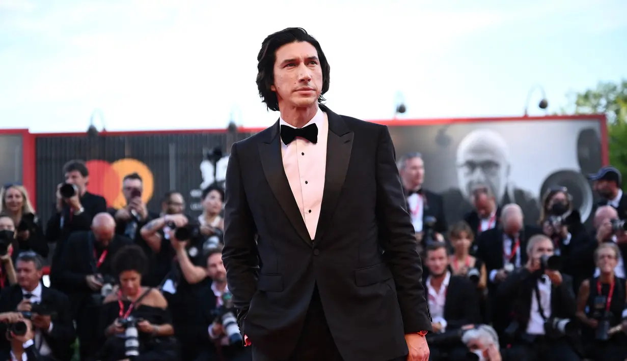 Adam Driver tiba untuk Upacara Pembukaan dan pemutaran film "White Noise" (31/8/2022) selama Festival Film Internasional Venesia ke-79 di Lido di Venezia di Venesia, Italia. Adam membintangi film bersama sesama kelas berat Greta Gerwig, Don Cheadle dan Jodie Turner-Smith. (Marco BERTORELLO/AFP)