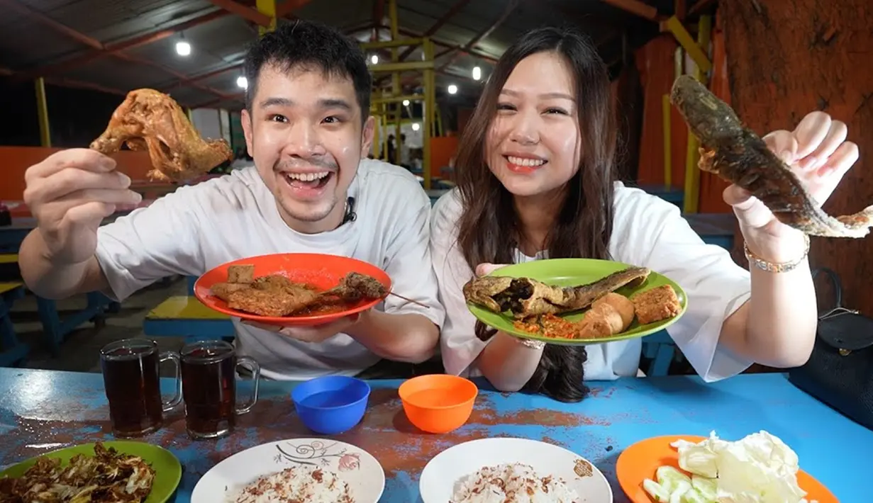 Sisca Kohl kerap dijuluki crazy rich dengan eksperimen-eksperimen unik di TikTok. Meski jadi crazy rich, Sisca Kohl tak ragu untuk makan pecel lele bersama pacarnya, Jess No Limit. Momen kebersamaan keduanya di warung kaki lima ini curi perhatian. (Liputan6.com/YouTube/Jess No Limit)