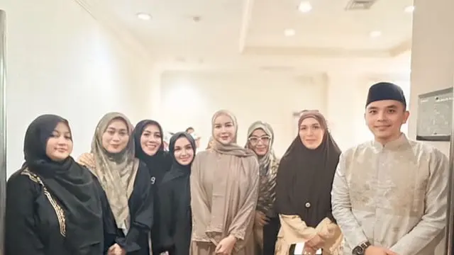 Potret Aura Kasih Tampil Berhijab (credit: instagram/aurakasih).