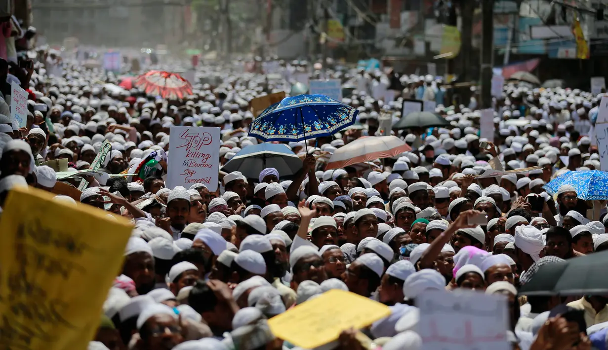 Ribuan massa pendukung  garis keras Hefazat-e-Islam menggelar aksi di Kedutaan Besar Myanmar di Dhaka, Bangladesh (18/9). Mereka meminta pemerintah Myanmar untuk menghentikan kekerasan dan penganiayaan terhadap Muslim Rohingya. (AP Photo / A.M.Ahad)