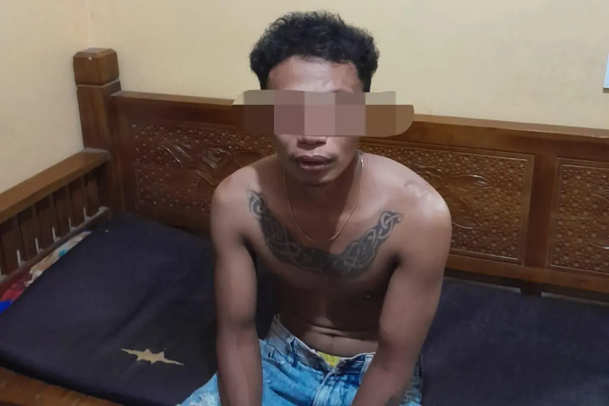 Polisi menangkap pemuda asal Sukolilo, Pati, yang diduga membakar rumah orang tuanya. (Liputan6.com/Arief)
