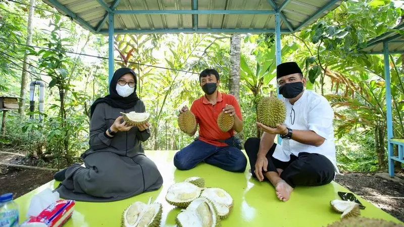 Bupati Banyuwangi Ipuk Fiestiandani (Kanan) tunjukan durian lokal Banyuwangi yang akan dipasarkan lewat Kang Durian. (Istimewa)