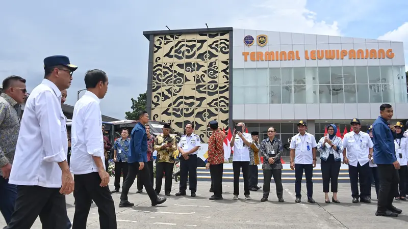 Presiden Joko Widodo (Jokowi) didampingi Menteri Perhubungan (Menhub) Budi Karya Sumadi meresmikan Terminal Tipe A Leuwi Panjang di Kota Bandung. (Maulandy/Liputan6.com)