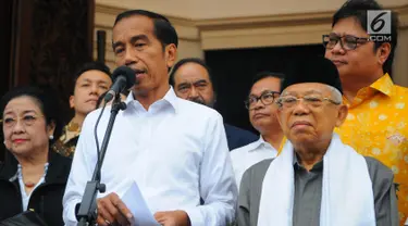 Capres dan Cawapres 01 Joko Widodo-Ma'ruf Amin memberi keterangan di Plataran Menteng, Jakarta, Kamis (18/4). Dalam keterangannya Jokowi memaparkan hasil quick count 12 lembaga survei yang 100% sudah selesai, Jokowi-Amin memperoleh 54,55 % suara dan Prabowo-Sandi 45,5%. (Liputan6.com/Angga Yuniar)