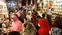 Orang-orang di Lahore, Pakistan, berbelanja untuk liburan Idul Fitri. (KM Chaudary / AP Photo)