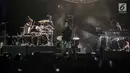 Aksi panggung band Incubus saat menggelar konser di Jakarta, Rabu (7/2). Band asal Amerika Serikat tersebut berhasil memukau ribuan penggemarnya di Jakarta. (Liputan6.com/Faizal Fanani)