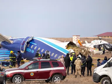 Tim penyelamat bekerja di lokasi jatuhnya jet penumpang Azerbaijan Airlines di dekat kota Aktau, Kazakhstan barat, pada 25 Desember 2024. (Issa Tazhenbayev/AFP)