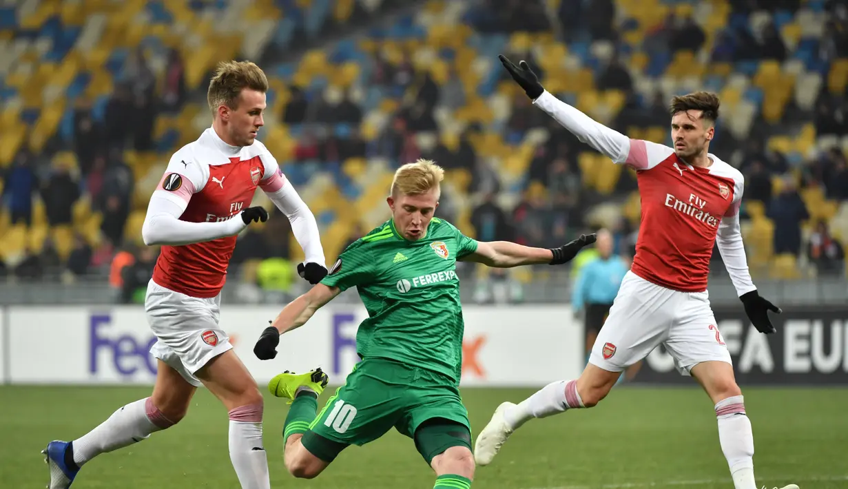 Penyerang Vorskla, Valdyslav Kulach mencoba melakukan tendangan ke gawang Arsenal pada laga lanjutan Grup E Liga Europa yang berlangsung stadion NSK Olimpiyskiy, Kyiv, Jumat (30/11). Arsenal menang atas Vorskla 3-0. (AFP/Sergei Supinsky)