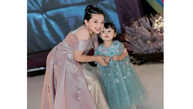 6 Potret Arsy Hermansyah Momong Ameena dan Azura, Jadi 'Onty' Kesayangan