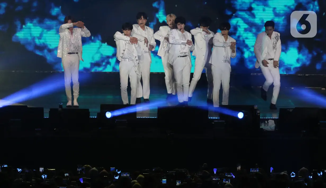 Personel Boy Band asal Korea Selatan, Super Junior saat membawakan lagu pada konser Super Junior World Tour - Super Show 8 Infinite Time in Jakarta di ICE BSD Tangerang, Sabtu (11/1/2020). Konser disaksikan ribuan penggemar. (Liputan6.com/Helmi Fithriansyah)