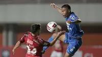 Pemain Bali United, Diego Assis Figueiredo (kiri), berebut bola dengan pemain Persib Bandung, Ardi Idrus, dalam pertandingan Babak Penyisihan Piala Menpora 2021 di Stadion Maguwoharjo, Sleman. Rabu (24/3/2021). (Bola.com/Arief Bagus)