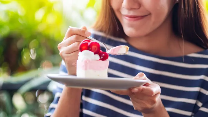 Makanan Manis Memang Enak, Tapi Yakin Sudah Tahu Efeknya pada Kulit?