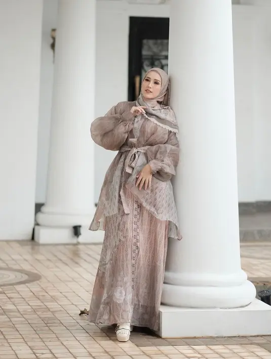 <p>Penampilan Adelia Pasha ini bisa jadi inspirasi menarik untuk Lebaran. Outfitnya yang super apik, dipadu dengan hijab bermotif yang senada, ia sisakan sedikit bagian hijab menutupi area dadanya. Foto: Instagram.</p>