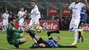 Striker Inter Milan, Mauro Icardi, berusaha membobol gawang Sampdoria pada laga Serie A Italia di Stadion San Siro, Milan, Minggu (19/11/2017). Inter menang 2-0 atas Atalanta. (AP/Luca Bruno)