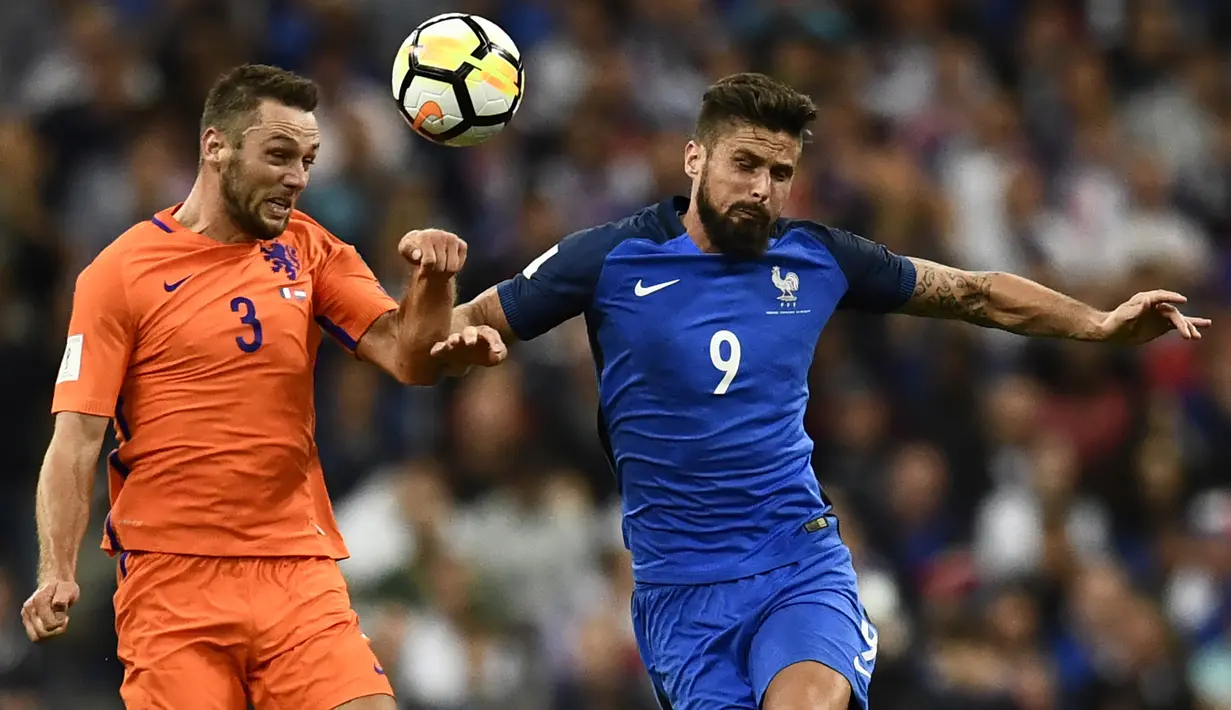2. Stefan de Vrij - Berhasil menaklukkan Serie A Italia dengan membela Lazio dan juga Inter Milan. Bek binaan Feyenoord ini menjadi salah satu pemain buruan klub besar pada bursa transfer pemain. (AFP/Christophe Simon)