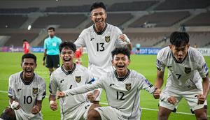 Fadly Alberto Hengga, I Putu Panji, Aldyansyah Taher, Daniel Alfrido, dan Zahaby Gholy merayakan gol yang dicetak ke gawang Timnas Afganistan dalam laga terakhir Grup C Piala Asia U-17 2025 yang berlangsung di Prince Abdullah Al-Faisal Stadium, Jeddah, Jumat (11/4/2025). (Dok. PSSI).