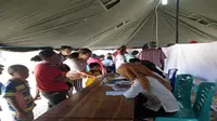 Masyarakat di Pulau Liran, Maluku sedang menerima pengobatan gratis dari PLN dan RSCM. (Liputan6.com/Nurmayanti)