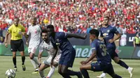 Pemain Liverpool, Mohamed Salah (kiri) berusaha melewati adangan bek Manchester United, Timothy Fosu-Mensah (dua dari kiri), pada pertandingan International Champions Cup (ICC) 2018, di Michigan Stadium Ann Arbor, Michigan, Amerika Serikat, Minggu (29/7/2